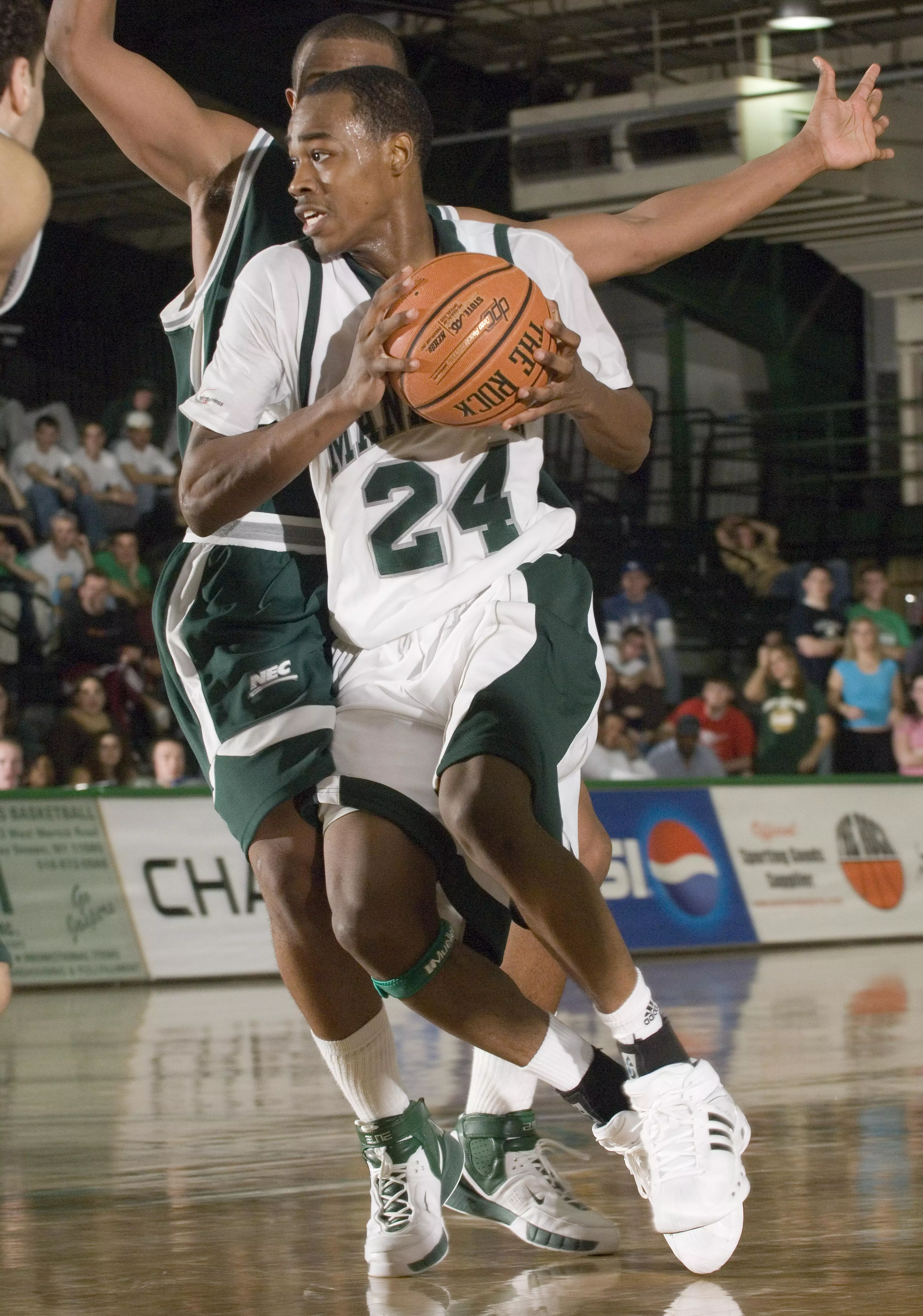 NIAGARA RUNS PAST MEN'S BASKETBALL, 96-86
