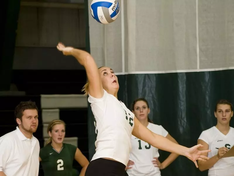 Huntoon Ace Caps Five-Set Win Over Iona