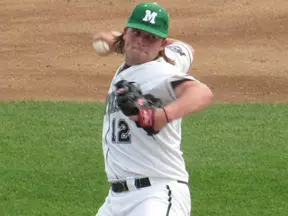 Baseball Sweeps Doubleheader with Saint Peter?s
