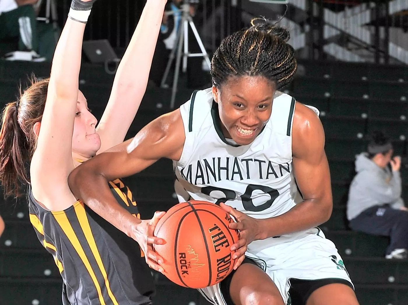 Lawrence?s Career Night Not Enough Against Iona