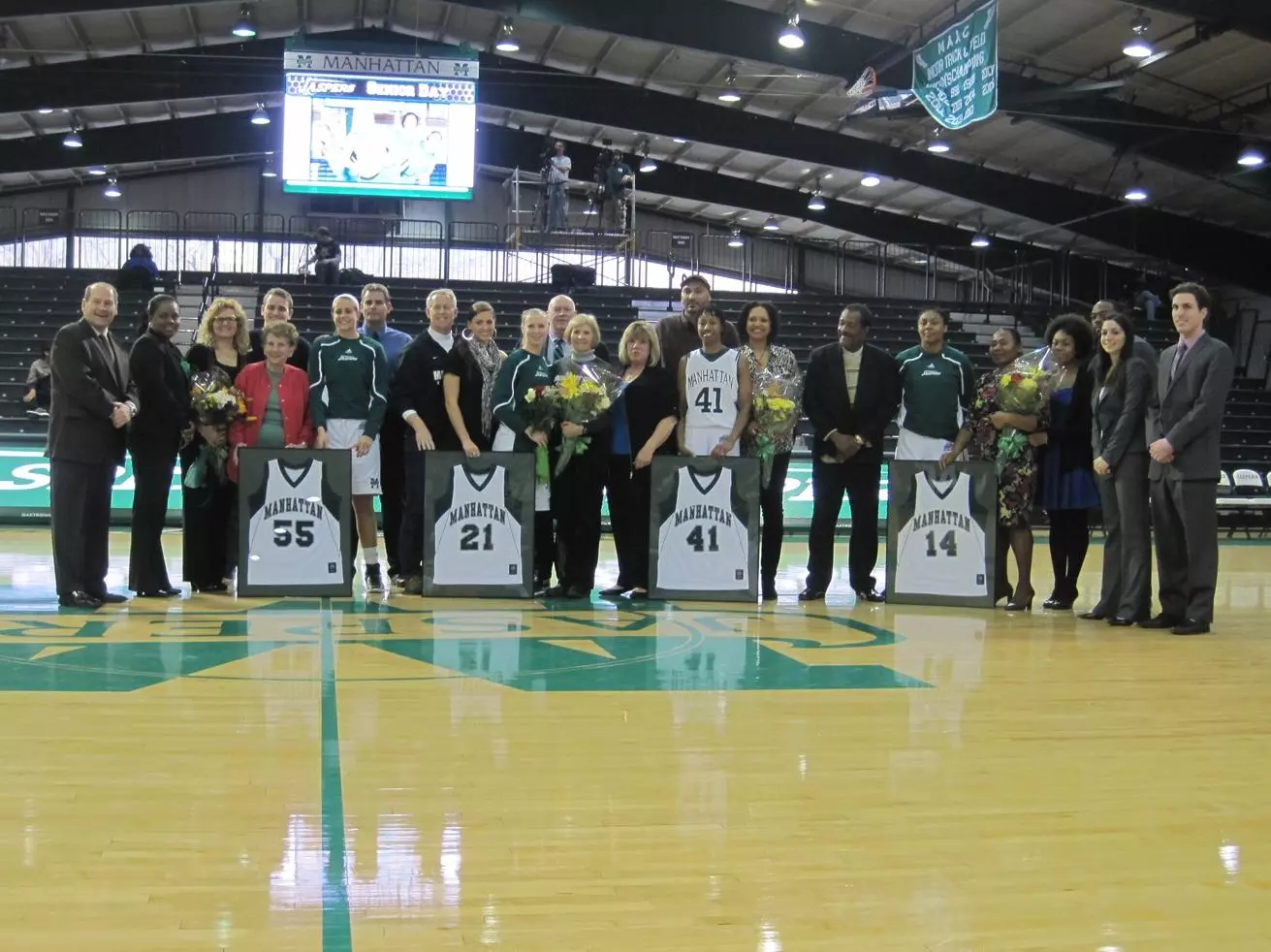 Seniors Lead Jaspers Past Saint Peter?s, 72-59