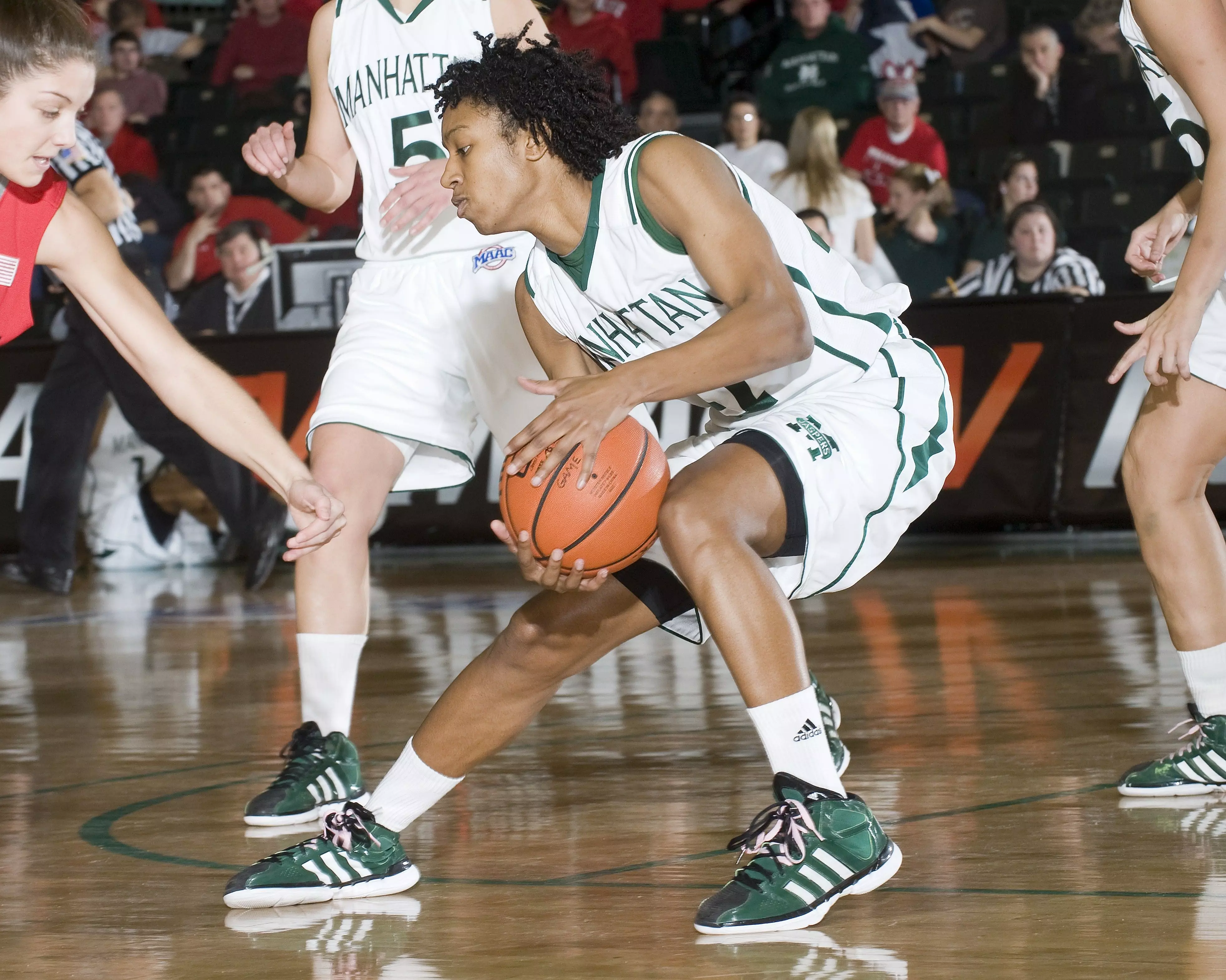 Manhattan Visits Holy Cross In WBI Quarterfinals