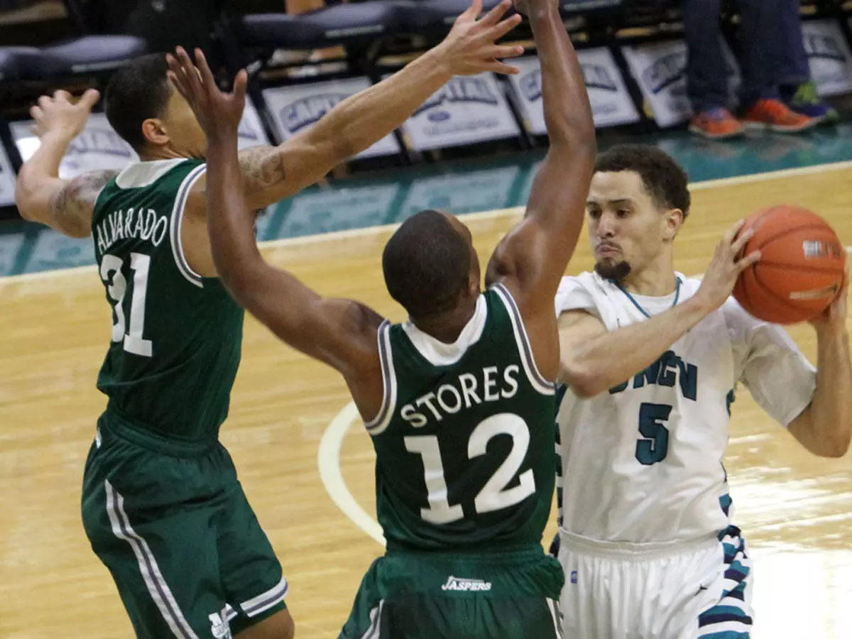 Men's Basketball Wins Sixth Straight Road Game, Tops UNCW 77-72