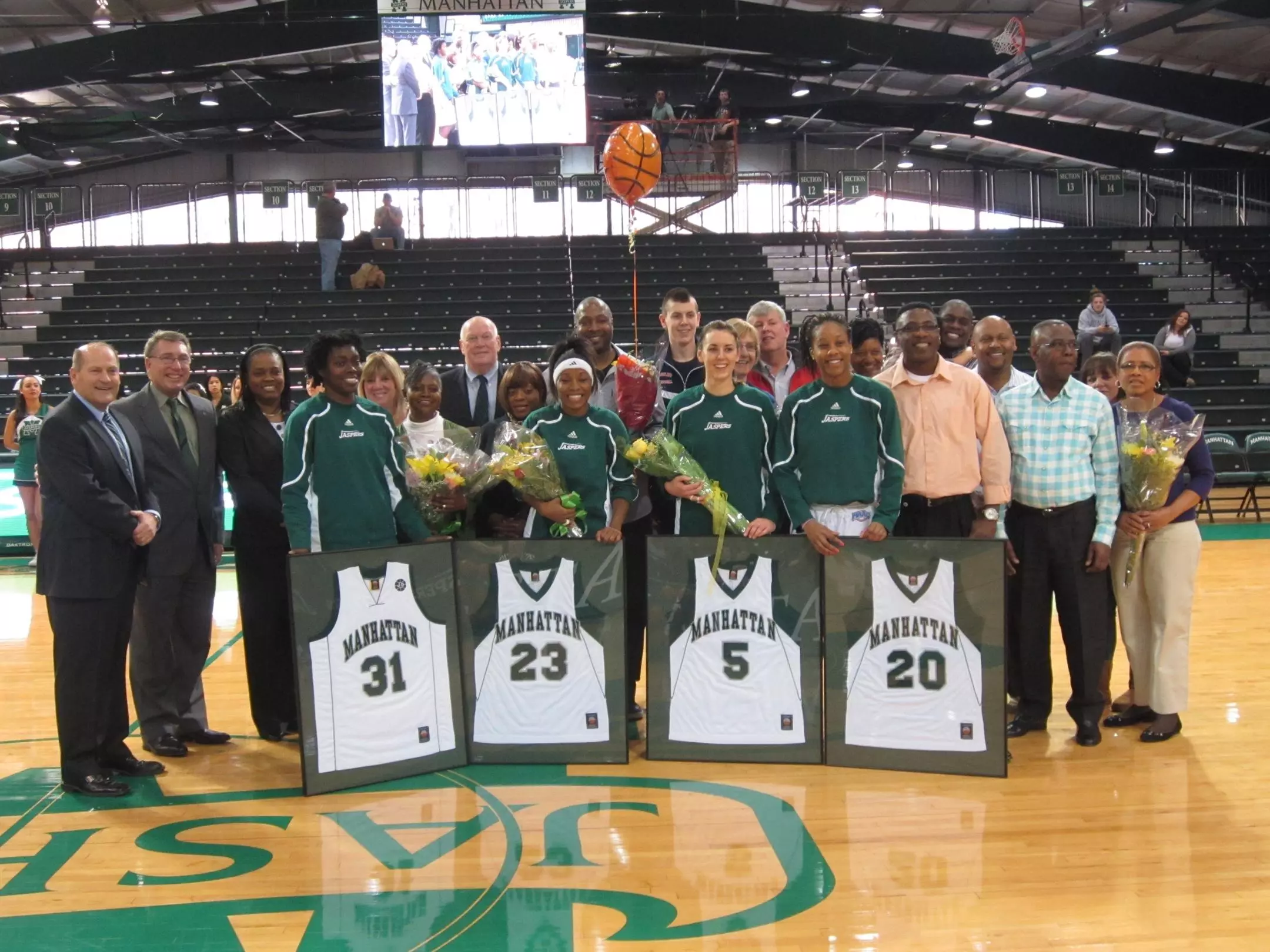 Jaspers Send Seniors Out On Top With 61-52 Win Over Niagara