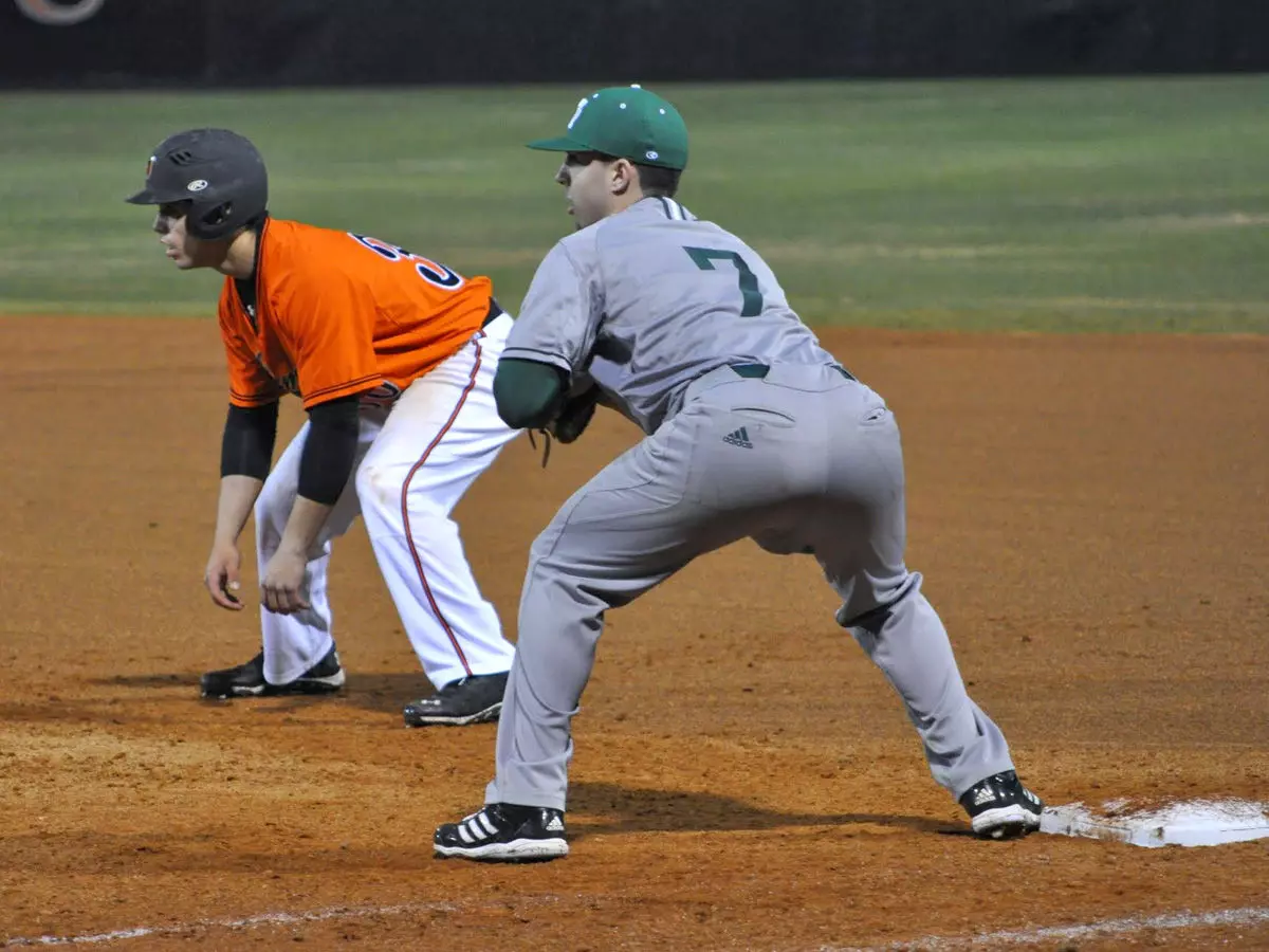 Siena Defeats Manhattan 8-4 In Series Finale