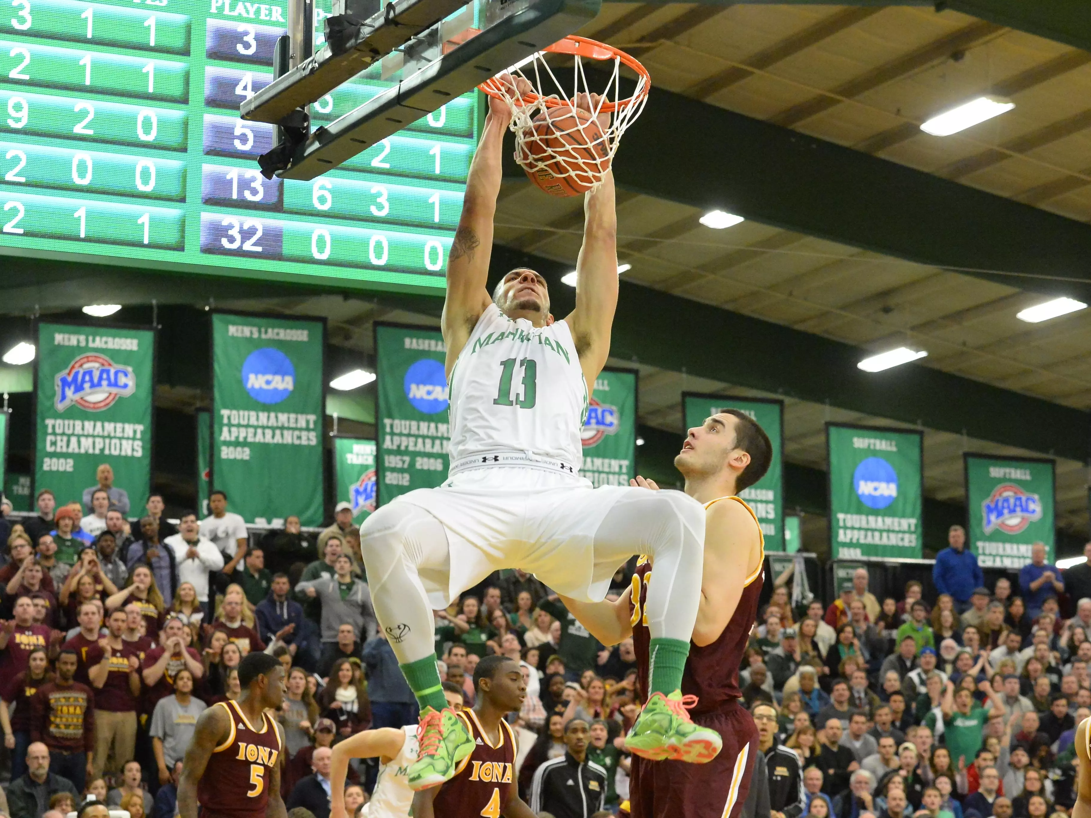 Iona Clips Manhattan, 70-67