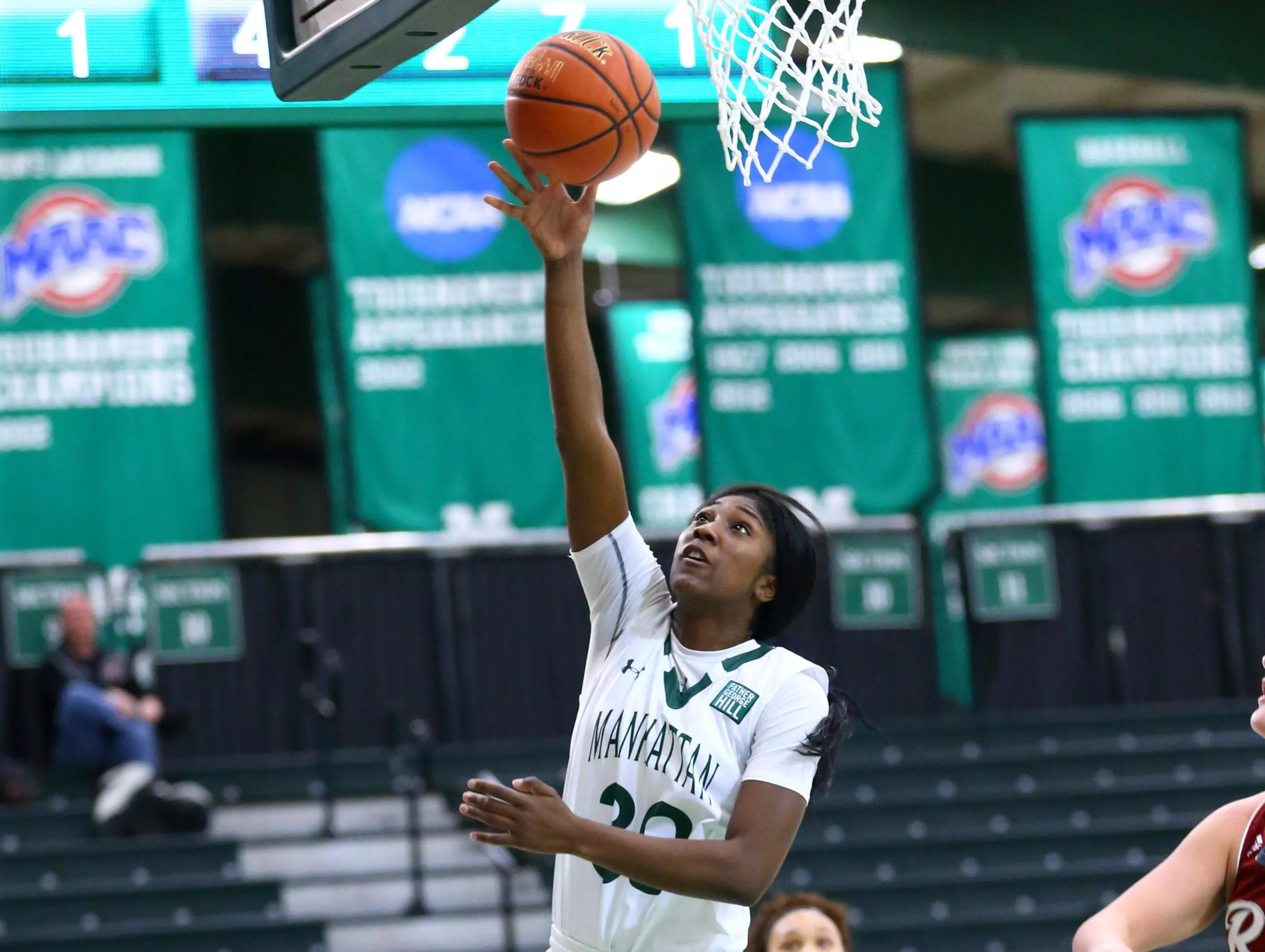 Manhattan Drops 62-59 Heartbreaker to Niagara