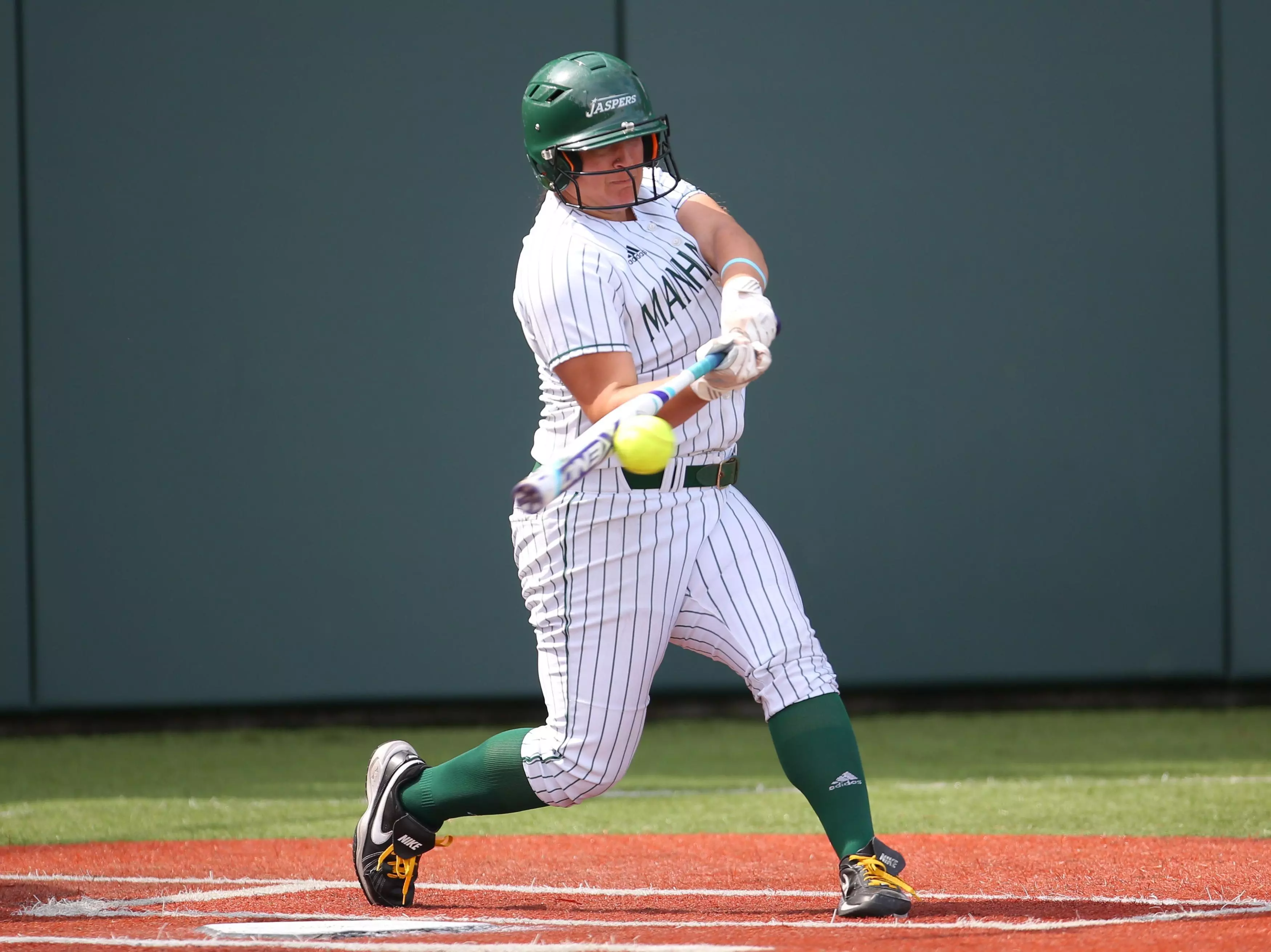Niagara Snaps Manhattan’s Winning Streak