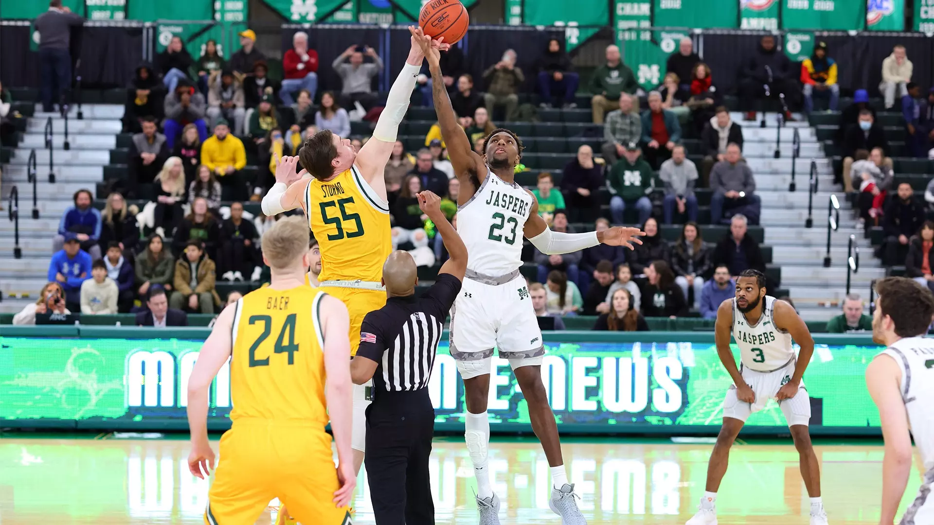 Josh Roberts at the opening tip against Siena 2022-23