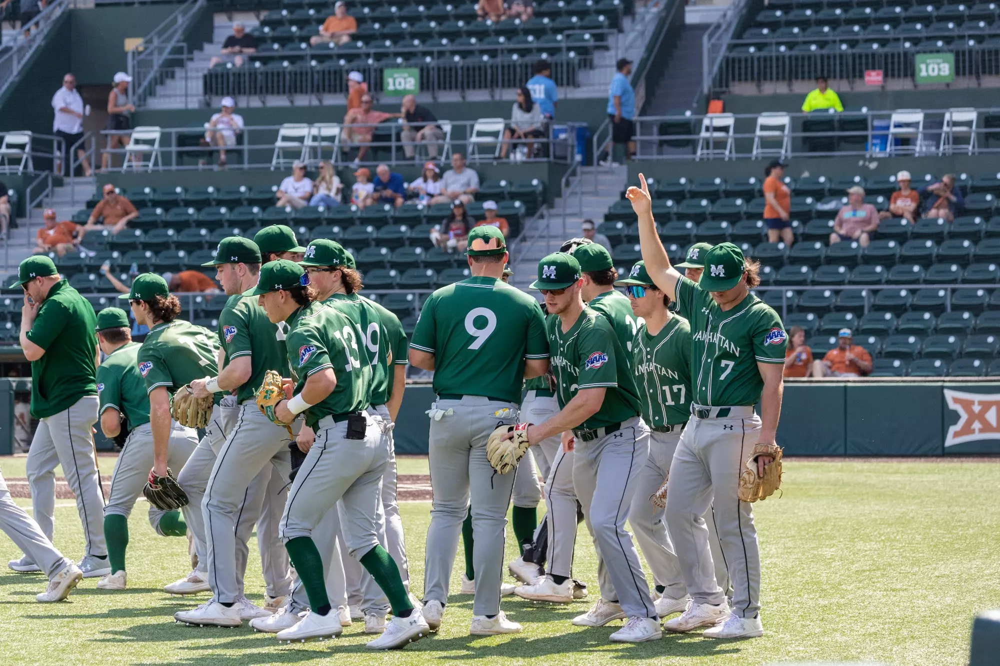 Jaspers break the huddle